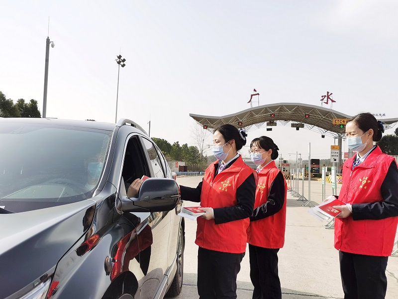 1广水所青年志愿者响应号召，协助防疫卡口工作人员，查验车辆行程码，宣传防疫知识1.jpg