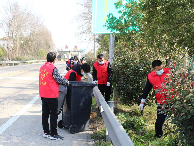 1毛嘴所青年志愿者对收费广场边坡、沟渠的垃圾、杂物进行清理，营造良好路域环境.jpg