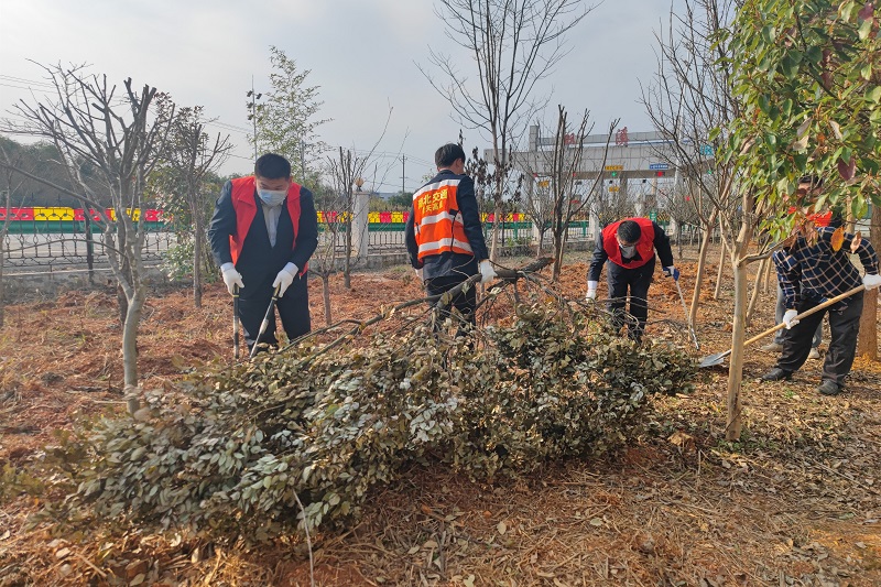 5.咸宁公司开展“倡导绿色环保 共建文明家园”主题绿化活动，让每位员工都能成为生态发展的宣传者、倡导者、践行者，共建绿色家园。.jpg